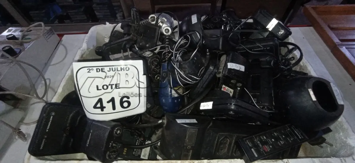 LOTE 416 - 01 LOTE COM GRANDE QUANTIDADE DE RÁDIOS COMUNICADORES DE MARCAS E MODELOS DIVERSOS. (NO ESTADO) ATENÇÃO! FAZER A VISITAÇÃO ANTES DE ARREMATAR, NÃO SABEMOS SE FUNCIONA, LEILÃO NÃO TEM GARANTIA E NEM DEVOLUÇÃO, SUJEITO A POSSÍVEIS AVARIAS VISÍVEIS/OCULTAS E/OU AUSÊNCIA DE COMPONENTES.
