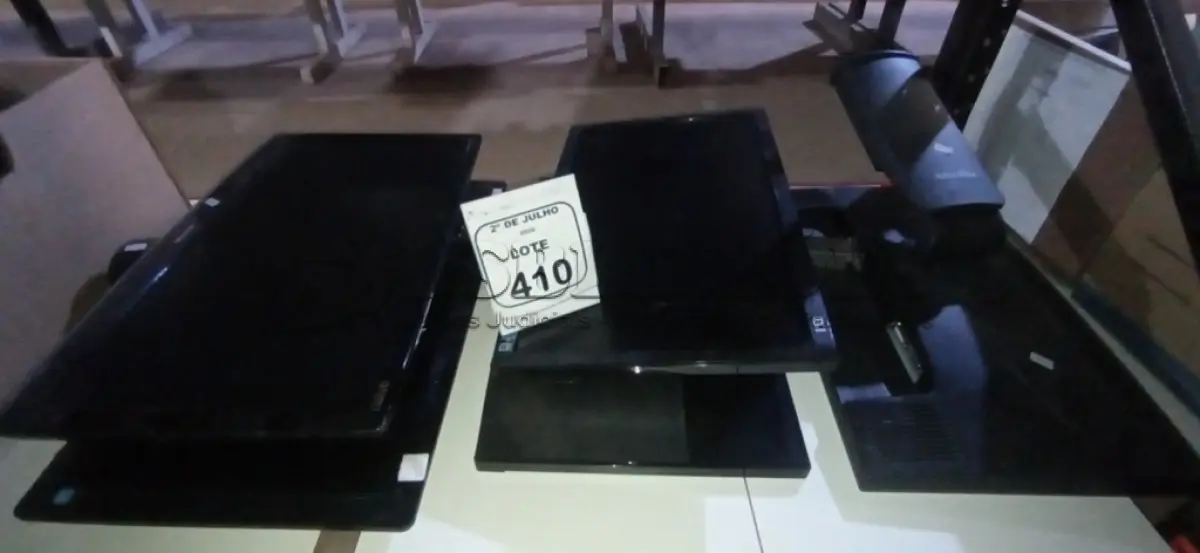 LOTE 410 - 05 MONITORES DE MARCAS E MODELOS DIVERSOS. (NO ESTADO) ATENÇÃO! FAZER A VISITAÇÃO ANTES DE ARREMATAR, NÃO SABEMOS SE FUNCIONA, LEILÃO NÃO TEM GARANTIA E NEM DEVOLUÇÃO, SUJEITO A POSSÍVEIS AVARIAS VISÍVEIS/OCULTAS E/OU AUSÊNCIA DE COMPONENTES.