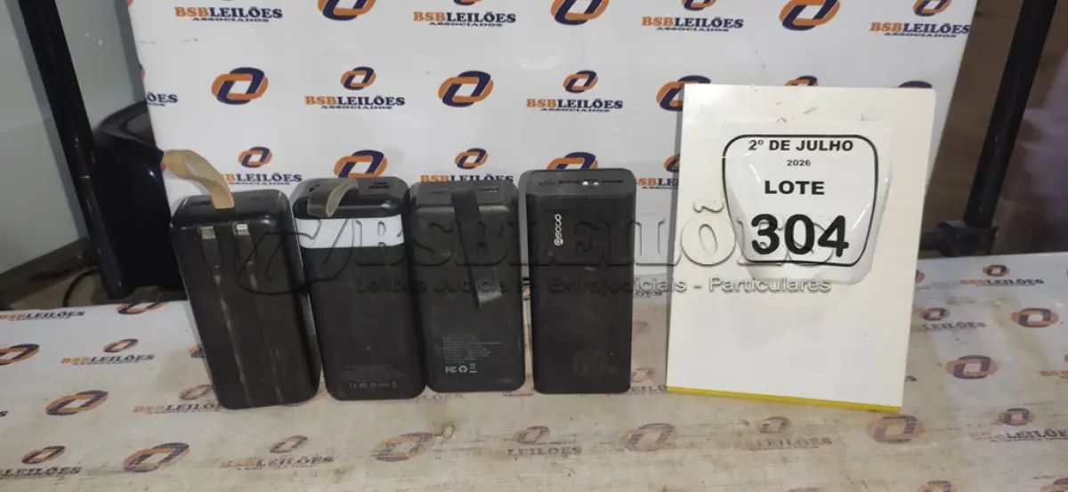 LOTE 304 - 04 POWER BANK DE MARCAS DIVERSAS. (NO ESTADO) ATENÇÃO! FAZER A VISITAÇÃO ANTES DE ARREMATAR, NÃO SABEMOS SE FUNCIONA, LEILÃO NÃO TEM GARANTIA E NEM DEVOLUÇÃO, SUJEITO A POSSÍVEIS AVARIAS VISÍVEIS/OCULTAS E/OU AUSÊNCIA DE COMPONENTES.