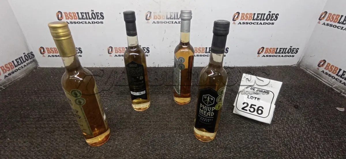 LOTE 256 - 04 GARRAFAS DE HIDROMEL DE 500ML DE SABORES DIVERSOS MARCA PHILIP MEAD. (NO ESTADO) ATENÇÃO! FAZER A VISITAÇÃO ANTES DE ARREMATAR, NÃO SABEMOS SE FUNCIONA, LEILÃO NÃO TEM GARANTIA E NEM DEVOLUÇÃO, SUJEITO A POSSÍVEIS AVARIAS VISÍVEIS/OCULTAS E/OU AUSÊNCIA DE COMPONENTES.