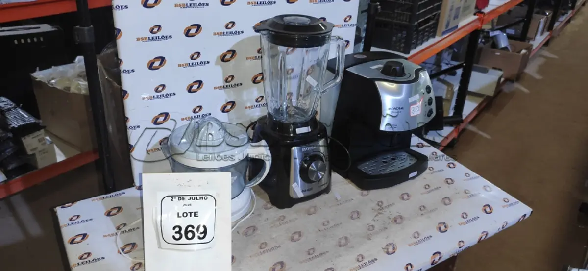 LOTE 369 - 01 MÁQUINA DE CAFÉ EXPRESSO, 01 LIQUIDIFICADOR E 01 ESPREMEDOR DE FRUTAS. (NO ESTADO) ATENÇÃO! FAZER A VISITAÇÃO ANTES DE ARREMATAR, NÃO SABEMOS SE FUNCIONA, LEILÃO NÃO TEM GARANTIA E NEM DEVOLUÇÃO, SUJEITO A POSSÍVEIS AVARIAS VISÍVEIS/OCULTAS E/OU AUSÊNCIA DE COMPONENTES.