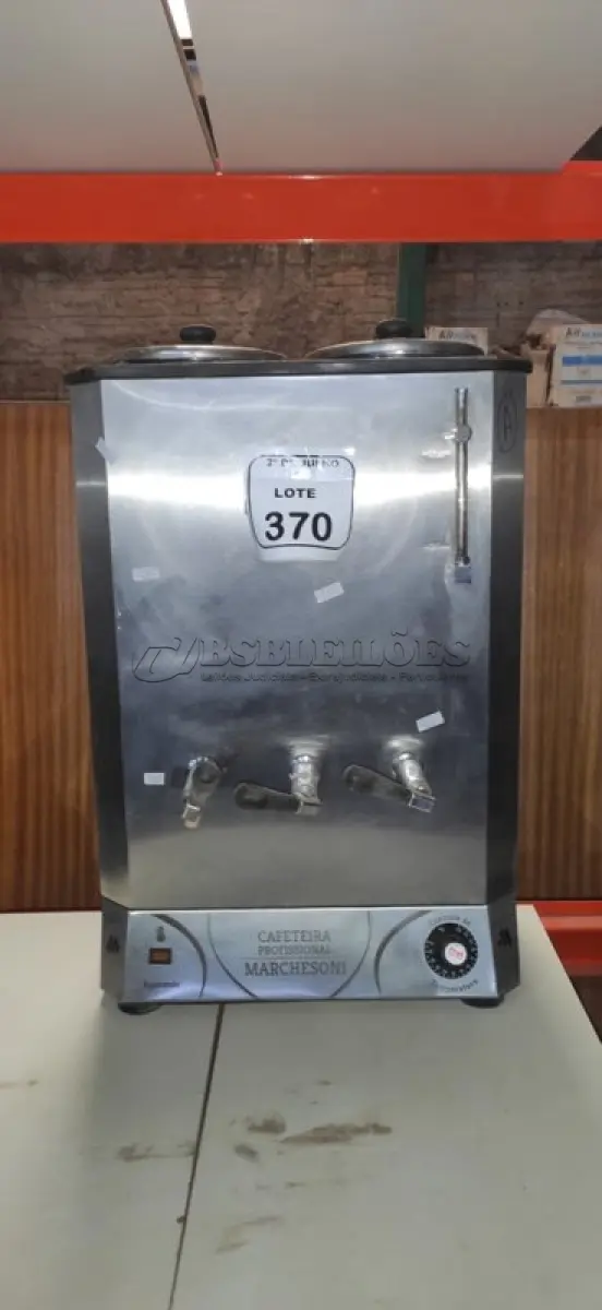 LOTE 370 - 01 CAFETEIRA INDUSTRIAL. (NO ESTADO) ATENÇÃO! FAZER A VISITAÇÃO ANTES DE ARREMATAR, NÃO SABEMOS SE FUNCIONA, LEILÃO NÃO TEM GARANTIA E NEM DEVOLUÇÃO, SUJEITO A POSSÍVEIS AVARIAS VISÍVEIS/OCULTAS E/OU AUSÊNCIA DE COMPONENTES.