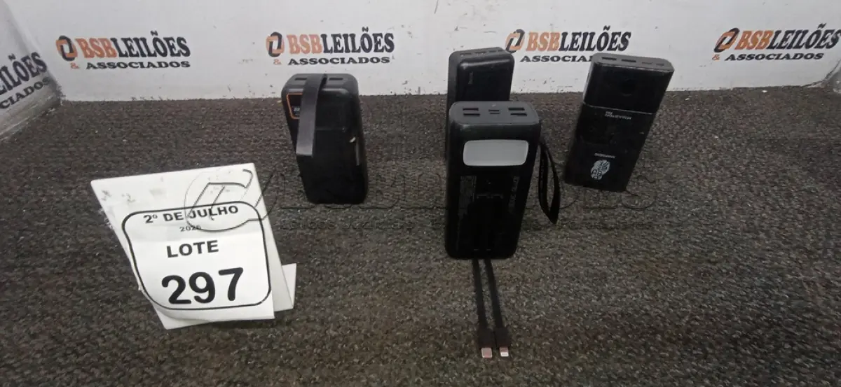 LOTE 297 - 04 POWER BANK DE MARCAS DIVERSAS. (NO ESTADO) ATENÇÃO! FAZER A VISITAÇÃO ANTES DE ARREMATAR, NÃO SABEMOS SE FUNCIONA, LEILÃO NÃO TEM GARANTIA E NEM DEVOLUÇÃO, SUJEITO A POSSÍVEIS AVARIAS VISÍVEIS/OCULTAS E/OU AUSÊNCIA DE COMPONENTES.