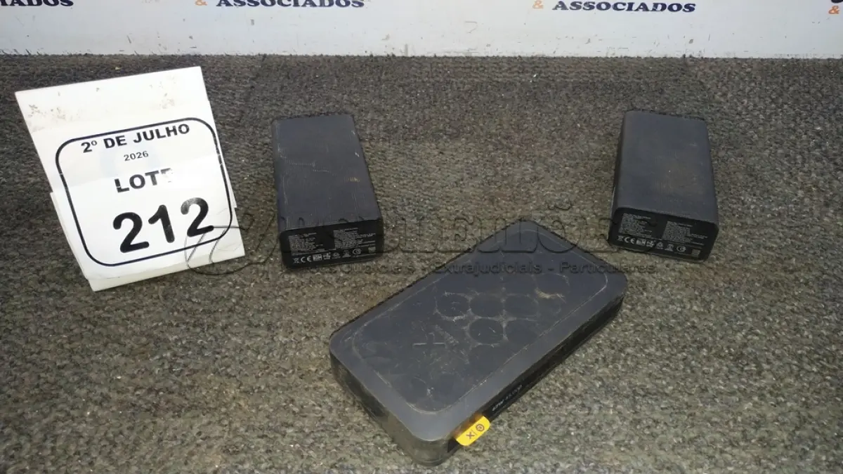 LOTE 212 - 03 POWER BANK DE MARCAS DIVERSAS. (NO ESTADO) ATENÇÃO! FAZER A VISITAÇÃO ANTES DE ARREMATAR, NÃO SABEMOS SE FUNCIONA, LEILÃO NÃO TEM GARANTIA E NEM DEVOLUÇÃO, SUJEITO A POSSÍVEIS AVARIAS VISÍVEIS/OCULTAS E/OU AUSÊNCIA DE COMPONENTES.