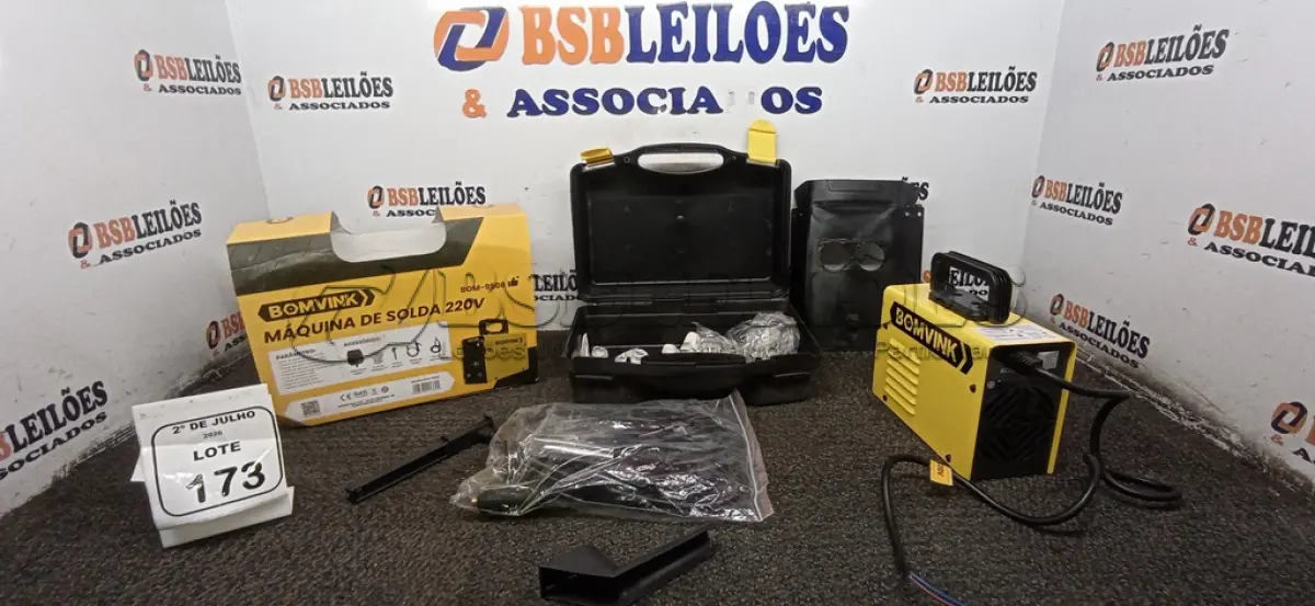 LOTE 173 - 01 MÁQUINA DE SOLDA 220V COM ACESSÓRIOS. (NO ESTADO) ATENÇÃO! FAZER A VISITAÇÃO ANTES DE ARREMATAR, NÃO SABEMOS SE FUNCIONA, LEILÃO NÃO TEM GARANTIA E NEM DEVOLUÇÃO, SUJEITO A POSSÍVEIS AVARIAS VISÍVEIS/OCULTAS E/OU AUSÊNCIA DE COMPONENTES.