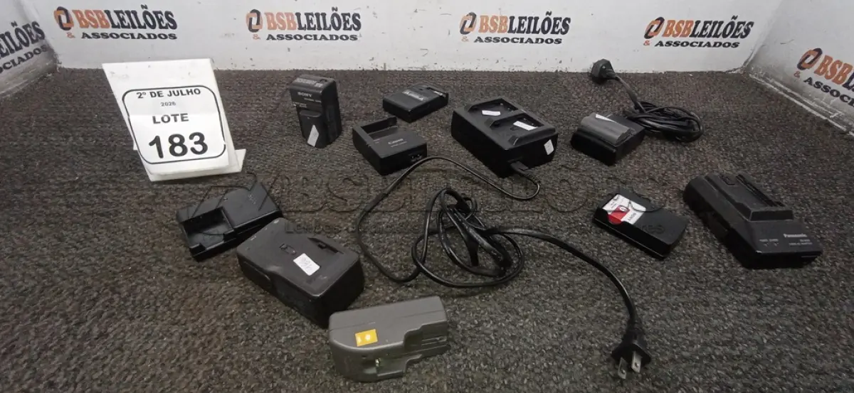 LOTE 183 - 10 CARREGADORES DE BATERIA DE CÂMERAS FOTOGRÁFICAS DE MARCAS E MODELOS DIVERSOS. (NO ESTADO) ATENÇÃO! FAZER A VISITAÇÃO ANTES DE ARREMATAR, NÃO SABEMOS SE FUNCIONA, LEILÃO NÃO TEM GARANTIA E NEM DEVOLUÇÃO, SUJEITO A POSSÍVEIS AVARIAS VISÍVEIS/OCULTAS E/OU AUSÊNCIA DE COMPONENTES.