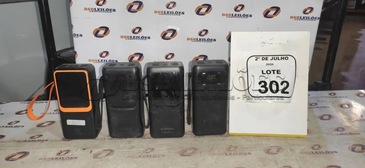 LOTE 302 - 04 POWER BANK DE MARCAS DIVERSAS. (NO ESTADO) ATENÇÃO! FAZER A VISITAÇÃO ANTES DE ARREMATAR, NÃO SABEMOS SE FUNCIONA, LEILÃO NÃO TEM GARANTIA E NEM DEVOLUÇÃO, SUJEITO A POSSÍVEIS AVARIAS VISÍVEIS/OCULTAS E/OU AUSÊNCIA DE COMPONENTES.