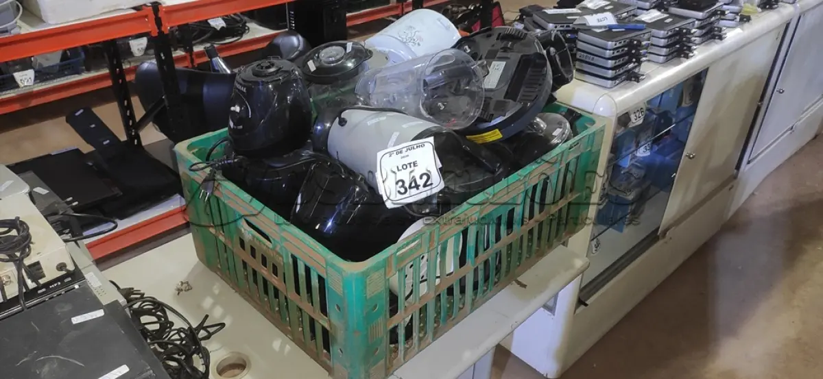 LOTE 342 - 01 AIR FRYER, 01 PIPOQUEIRA, 01 ASPIRADOR ROBÔ, 02 PANELAS ELÉTRICAS E VÁRIOS LIQUIDIFICADORES DE MODELOS DIVERSOS PARA RETIRADA DE PEÇAS. (NO ESTADO) ATENÇÃO! FAZER A VISITAÇÃO ANTES DE ARREMATAR, NÃO SABEMOS SE FUNCIONA, LEILÃO NÃO TEM GARANTIA E NEM DEVOLUÇÃO, SUJEITO A POSSÍVEIS AVARIAS VISÍVEIS/OCULTAS E/OU AUSÊNCIA DE COMPONENTES.