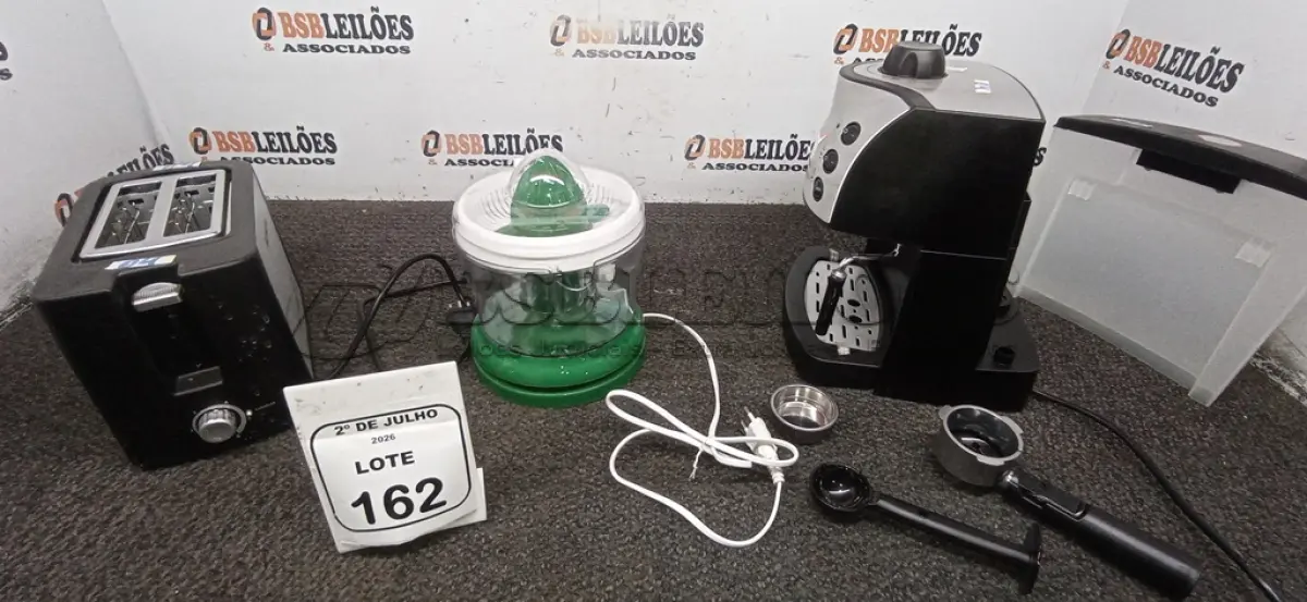 LOTE 162 - 01 MÁQUINA DE CAFÉ EXPRESSO, 01 TORRADEIRA E 01 ESPREMEDOR DE FRUTAS MARCA MONDIAL. (NO ESTADO) ATENÇÃO! FAZER A VISITAÇÃO ANTES DE ARREMATAR, NÃO SABEMOS SE FUNCIONA, LEILÃO NÃO TEM GARANTIA E NEM DEVOLUÇÃO, SUJEITO A POSSÍVEIS AVARIAS VISÍVEIS/OCULTAS E/OU AUSÊNCIA DE COMPONENTES.
