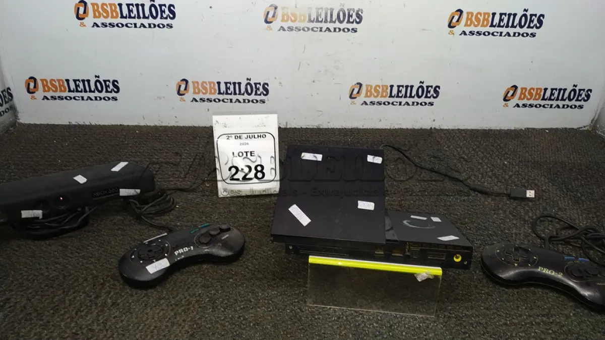 LOTE 228 - 01 PLAY STATION 2, 01 KINECT DE XBOX E 02 CONTROLES DE VIDEOGAME. (NO ESTADO) ATENÇÃO! FAZER A VISITAÇÃO ANTES DE ARREMATAR, NÃO SABEMOS SE FUNCIONA, LEILÃO NÃO TEM GARANTIA E NEM DEVOLUÇÃO, SUJEITO A POSSÍVEIS AVARIAS VISÍVEIS/OCULTAS E/OU AUSÊNCIA DE COMPONENTES.