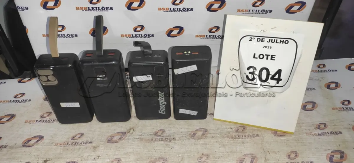 LOTE 304 - 04 POWER BANK DE MARCAS DIVERSAS. (NO ESTADO) ATENÇÃO! FAZER A VISITAÇÃO ANTES DE ARREMATAR, NÃO SABEMOS SE FUNCIONA, LEILÃO NÃO TEM GARANTIA E NEM DEVOLUÇÃO, SUJEITO A POSSÍVEIS AVARIAS VISÍVEIS/OCULTAS E/OU AUSÊNCIA DE COMPONENTES.