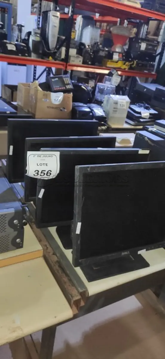 LOTE 356 - 04 MONITORES MARCA DELL. (NO ESTADO) ATENÇÃO! FAZER A VISITAÇÃO ANTES DE ARREMATAR, NÃO SABEMOS SE FUNCIONA, LEILÃO NÃO TEM GARANTIA E NEM DEVOLUÇÃO, SUJEITO A POSSÍVEIS AVARIAS VISÍVEIS/OCULTAS E/OU AUSÊNCIA DE COMPONENTES.