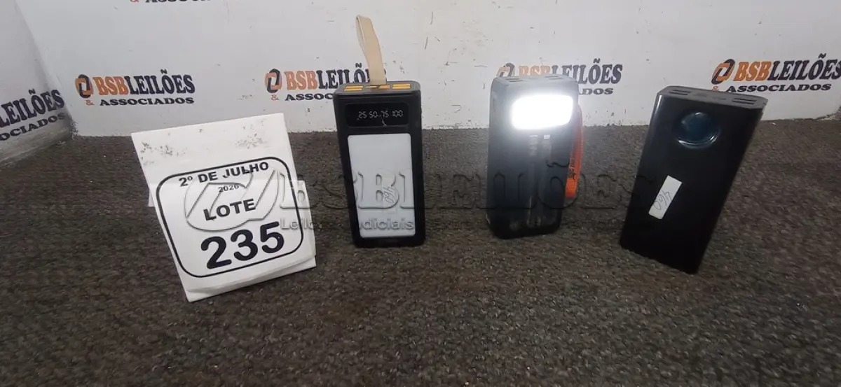 LOTE 235 - 03 POWER BANK DE MARCAS DIVERSAS. (NO ESTADO) ATENÇÃO! FAZER A VISITAÇÃO ANTES DE ARREMATAR, NÃO SABEMOS SE FUNCIONA, LEILÃO NÃO TEM GARANTIA E NEM DEVOLUÇÃO, SUJEITO A POSSÍVEIS AVARIAS VISÍVEIS/OCULTAS E/OU AUSÊNCIA DE COMPONENTES.