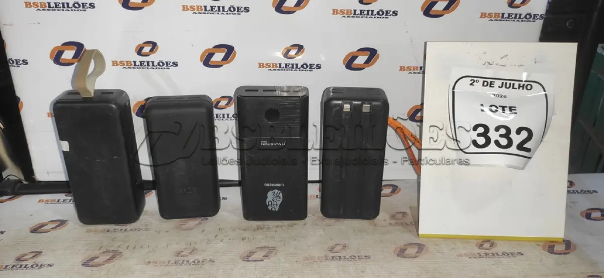 LOTE 332 - 04 POWER BANK DE MARCAS DIVERSAS. (NO ESTADO) ATENÇÃO! FAZER A VISITAÇÃO ANTES DE ARREMATAR, NÃO SABEMOS SE FUNCIONA, LEILÃO NÃO TEM GARANTIA E NEM DEVOLUÇÃO, SUJEITO A POSSÍVEIS AVARIAS VISÍVEIS/OCULTAS E/OU AUSÊNCIA DE COMPONENTES.