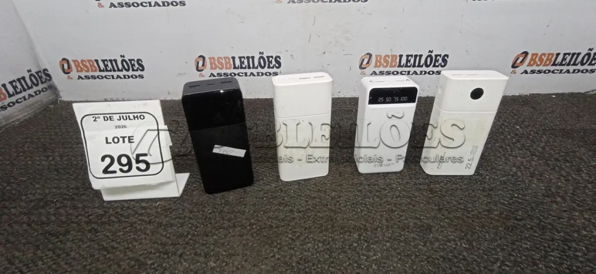 LOTE 295 - 04 POWER BANK DE MARCAS DIVERSAS. (NO ESTADO) ATENÇÃO! FAZER A VISITAÇÃO ANTES DE ARREMATAR, NÃO SABEMOS SE FUNCIONA, LEILÃO NÃO TEM GARANTIA E NEM DEVOLUÇÃO, SUJEITO A POSSÍVEIS AVARIAS VISÍVEIS/OCULTAS E/OU AUSÊNCIA DE COMPONENTES.