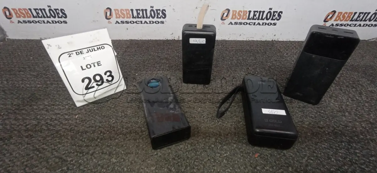 LOTE 293 - 04 POWER BANK DE MARCAS DIVERSAS. (NO ESTADO) ATENÇÃO! FAZER A VISITAÇÃO ANTES DE ARREMATAR, NÃO SABEMOS SE FUNCIONA, LEILÃO NÃO TEM GARANTIA E NEM DEVOLUÇÃO, SUJEITO A POSSÍVEIS AVARIAS VISÍVEIS/OCULTAS E/OU AUSÊNCIA DE COMPONENTES.
