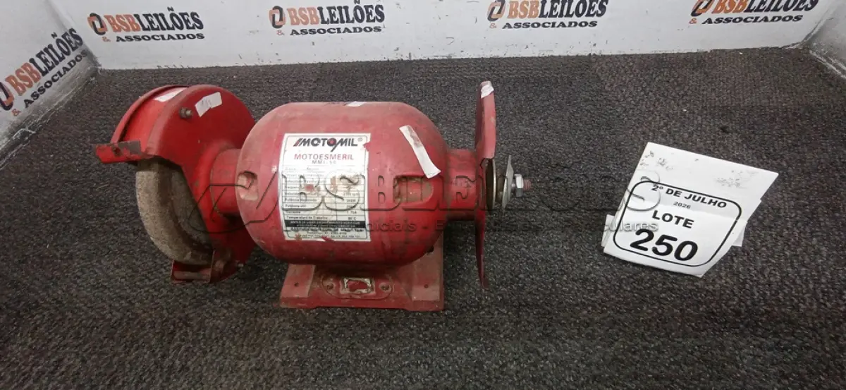 LOTE 250 - 01 MOTO ESMERIL MODELO MMI-50 MARCA MOTOMIL. (NO ESTADO) ATENÇÃO! FAZER A VISITAÇÃO ANTES DE ARREMATAR, NÃO SABEMOS SE FUNCIONA, LEILÃO NÃO TEM GARANTIA E NEM DEVOLUÇÃO, SUJEITO A POSSÍVEIS AVARIAS VISÍVEIS/OCULTAS E/OU AUSÊNCIA DE COMPONENTES.