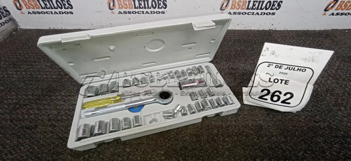 LOTE 262 - 01 KIT DE CHAVE CATRACA COM JOGO DE BITS E CASE. (NO ESTADO) ATENÇÃO! FAZER A VISITAÇÃO ANTES DE ARREMATAR, NÃO SABEMOS SE FUNCIONA, LEILÃO NÃO TEM GARANTIA E NEM DEVOLUÇÃO, SUJEITO A POSSÍVEIS AVARIAS VISÍVEIS/OCULTAS E/OU AUSÊNCIA DE COMPONENTES.