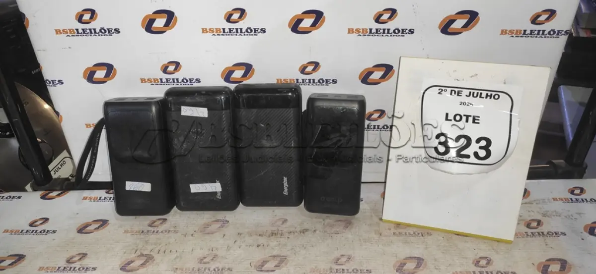 LOTE 323 - 04 POWER BANK DE MARCAS DIVERSAS. (NO ESTADO) ATENÇÃO! FAZER A VISITAÇÃO ANTES DE ARREMATAR, NÃO SABEMOS SE FUNCIONA, LEILÃO NÃO TEM GARANTIA E NEM DEVOLUÇÃO, SUJEITO A POSSÍVEIS AVARIAS VISÍVEIS/OCULTAS E/OU AUSÊNCIA DE COMPONENTES.