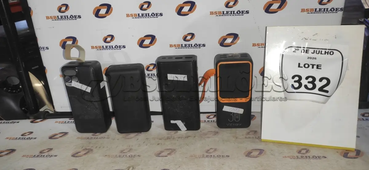LOTE 332 - 04 POWER BANK DE MARCAS DIVERSAS. (NO ESTADO) ATENÇÃO! FAZER A VISITAÇÃO ANTES DE ARREMATAR, NÃO SABEMOS SE FUNCIONA, LEILÃO NÃO TEM GARANTIA E NEM DEVOLUÇÃO, SUJEITO A POSSÍVEIS AVARIAS VISÍVEIS/OCULTAS E/OU AUSÊNCIA DE COMPONENTES.