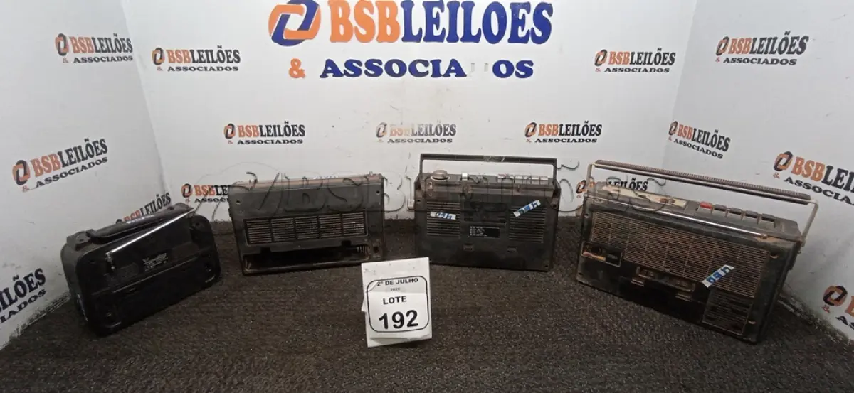 LOTE 192 - 04 RÁDIOS DE MODELOS ANTIGOS DE MARCAS E MODELOS DIVERSOS. (NO ESTADO) ATENÇÃO! FAZER A VISITAÇÃO ANTES DE ARREMATAR, NÃO SABEMOS SE FUNCIONA, LEILÃO NÃO TEM GARANTIA E NEM DEVOLUÇÃO, SUJEITO A POSSÍVEIS AVARIAS VISÍVEIS/OCULTAS E/OU AUSÊNCIA DE COMPONENTES.