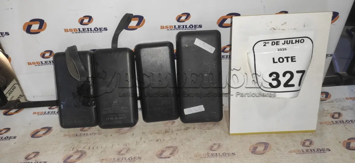LOTE 327 - 04 POWER BANK DE MARCAS DIVERSAS. (NO ESTADO) ATENÇÃO! FAZER A VISITAÇÃO ANTES DE ARREMATAR, NÃO SABEMOS SE FUNCIONA, LEILÃO NÃO TEM GARANTIA E NEM DEVOLUÇÃO, SUJEITO A POSSÍVEIS AVARIAS VISÍVEIS/OCULTAS E/OU AUSÊNCIA DE COMPONENTES.