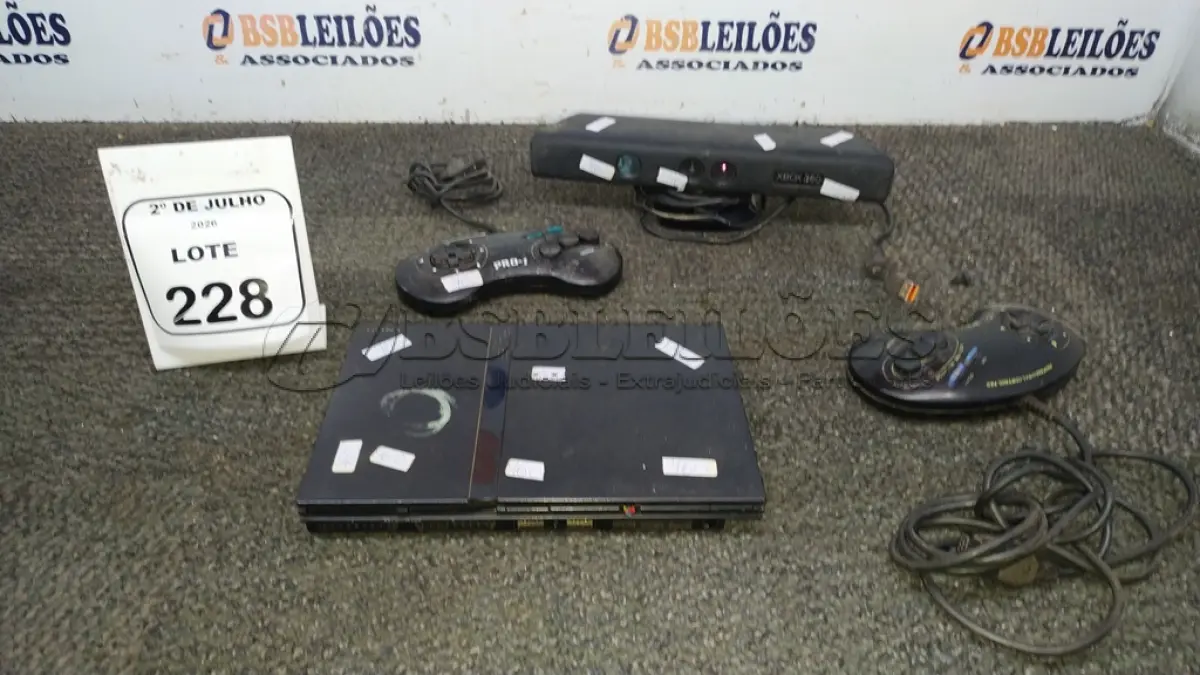 LOTE 228 - 01 PLAY STATION 2, 01 KINECT DE XBOX E 02 CONTROLES DE VIDEOGAME. (NO ESTADO) ATENÇÃO! FAZER A VISITAÇÃO ANTES DE ARREMATAR, NÃO SABEMOS SE FUNCIONA, LEILÃO NÃO TEM GARANTIA E NEM DEVOLUÇÃO, SUJEITO A POSSÍVEIS AVARIAS VISÍVEIS/OCULTAS E/OU AUSÊNCIA DE COMPONENTES.