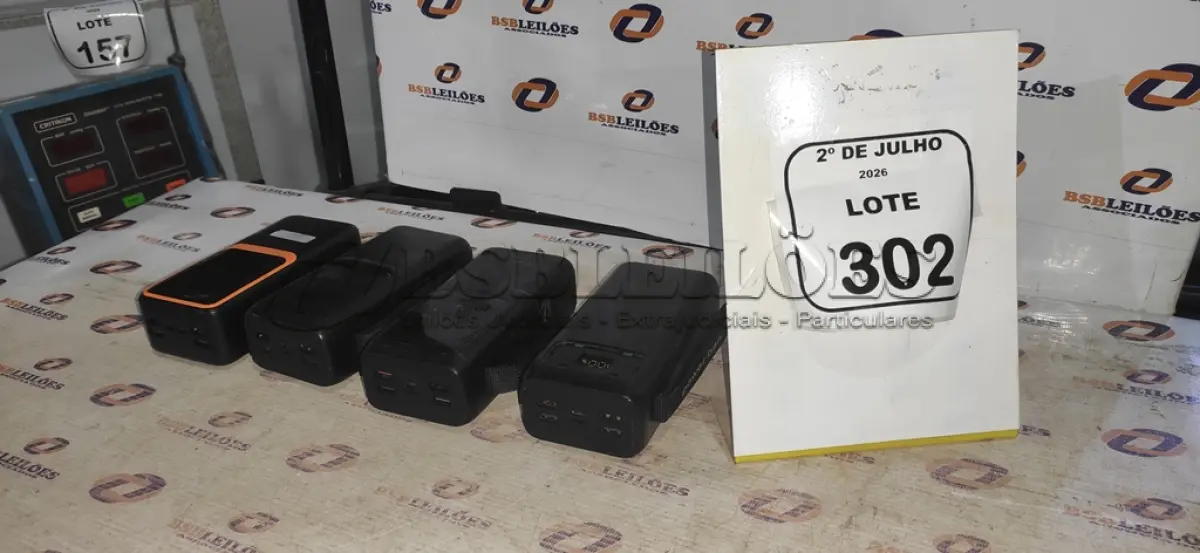 LOTE 302 - 04 POWER BANK DE MARCAS DIVERSAS. (NO ESTADO) ATENÇÃO! FAZER A VISITAÇÃO ANTES DE ARREMATAR, NÃO SABEMOS SE FUNCIONA, LEILÃO NÃO TEM GARANTIA E NEM DEVOLUÇÃO, SUJEITO A POSSÍVEIS AVARIAS VISÍVEIS/OCULTAS E/OU AUSÊNCIA DE COMPONENTES.