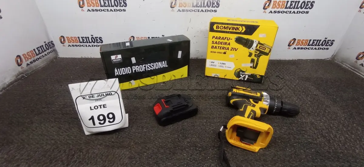LOTE 199 - 01 PARAFUSADEIRA BATERIA 21V MARCA BOMVINK E 01 MICROFONE AURICULAR COM MICROFONE DE LAPELA MARCA ARCANO. (NO ESTADO) ATENÇÃO! FAZER A VISITAÇÃO ANTES DE ARREMATAR, NÃO SABEMOS SE FUNCIONA, LEILÃO NÃO TEM GARANTIA E NEM DEVOLUÇÃO, SUJEITO A POSSÍVEIS AVARIAS VISÍVEIS/OCULTAS E/OU AUSÊNCIA DE COMPONENTES.