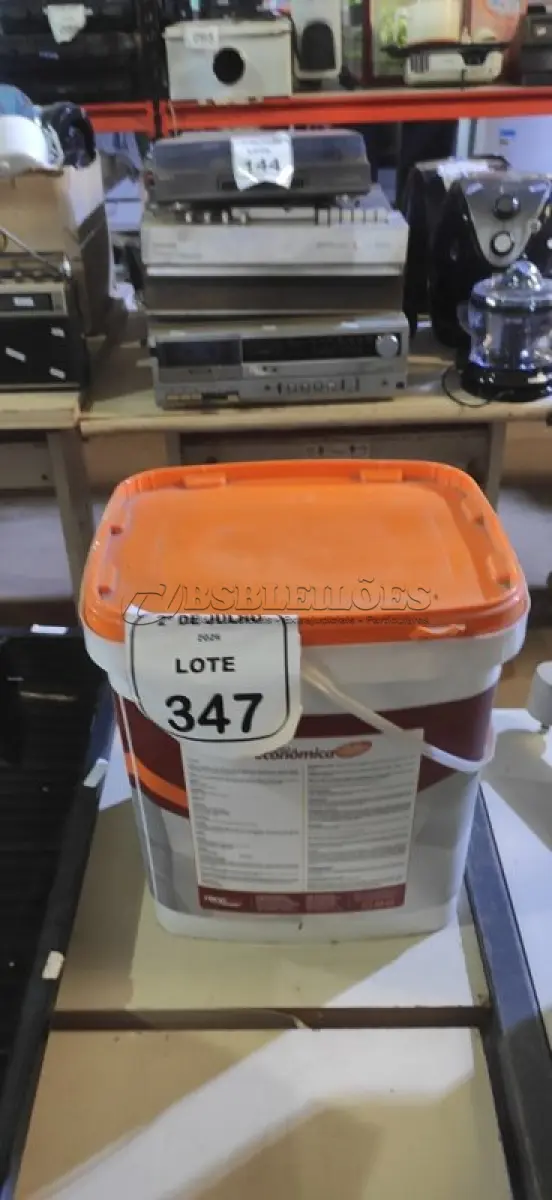LOTE 347 - 01 BALDE DE TINTA ECONÔMICA 16L NA COR BRANCO NEVE MARCA RENOCRIL. (NO ESTADO) ATENÇÃO! FAZER A VISITAÇÃO ANTES DE ARREMATAR, NÃO SABEMOS SE FUNCIONA, LEILÃO NÃO TEM GARANTIA E NEM DEVOLUÇÃO, SUJEITO A POSSÍVEIS AVARIAS VISÍVEIS/OCULTAS E/OU AUSÊNCIA DE COMPONENTES.