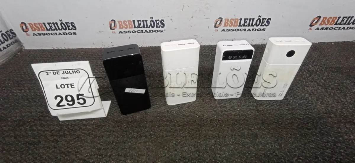 LOTE 295 - 04 POWER BANK DE MARCAS DIVERSAS. (NO ESTADO) ATENÇÃO! FAZER A VISITAÇÃO ANTES DE ARREMATAR, NÃO SABEMOS SE FUNCIONA, LEILÃO NÃO TEM GARANTIA E NEM DEVOLUÇÃO, SUJEITO A POSSÍVEIS AVARIAS VISÍVEIS/OCULTAS E/OU AUSÊNCIA DE COMPONENTES.