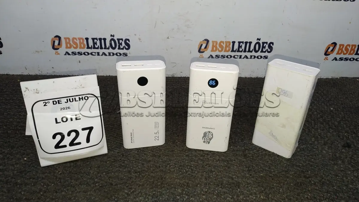 LOTE 227 - 03 POWER BANK DE MARCAS DIVERSAS. (NO ESTADO) ATENÇÃO! FAZER A VISITAÇÃO ANTES DE ARREMATAR, NÃO SABEMOS SE FUNCIONA, LEILÃO NÃO TEM GARANTIA E NEM DEVOLUÇÃO, SUJEITO A POSSÍVEIS AVARIAS VISÍVEIS/OCULTAS E/OU AUSÊNCIA DE COMPONENTES.