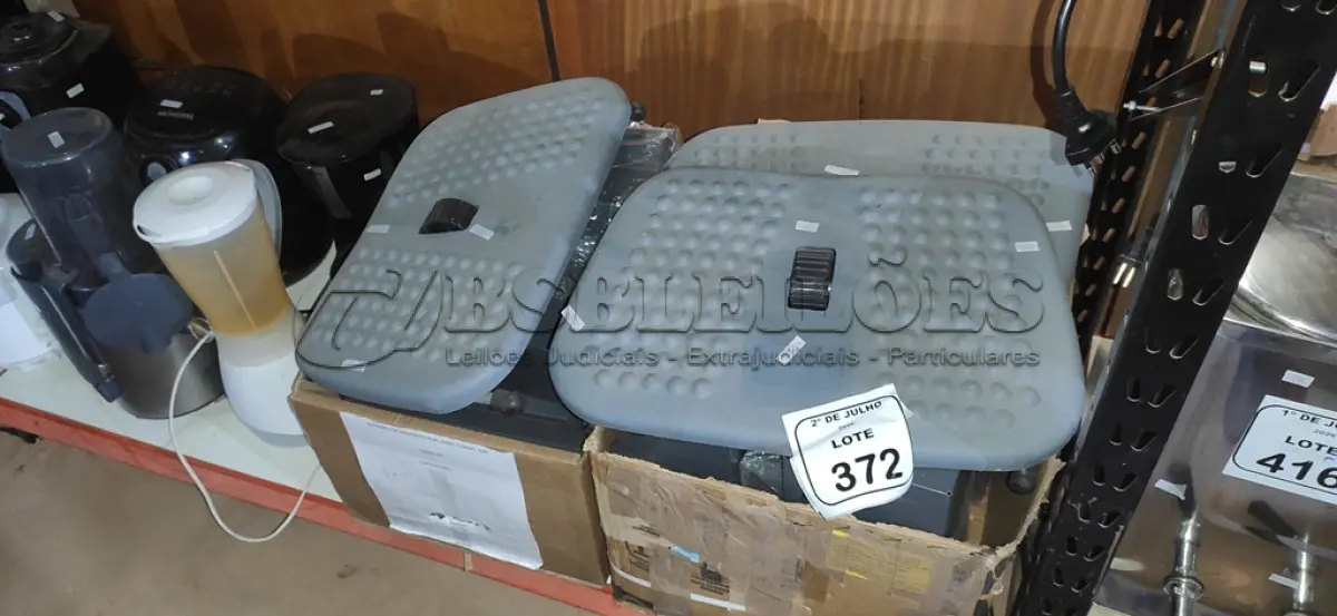 LOTE 372 - 01 LOTE COM VÁRIAS CAIXAS DE METAL E 03 APOIOS DE PÉS. (NO ESTADO) ATENÇÃO! FAZER A VISITAÇÃO ANTES DE ARREMATAR, NÃO SABEMOS SE FUNCIONA, LEILÃO NÃO TEM GARANTIA E NEM DEVOLUÇÃO, SUJEITO A POSSÍVEIS AVARIAS VISÍVEIS/OCULTAS E/OU AUSÊNCIA DE COMPONENTES.