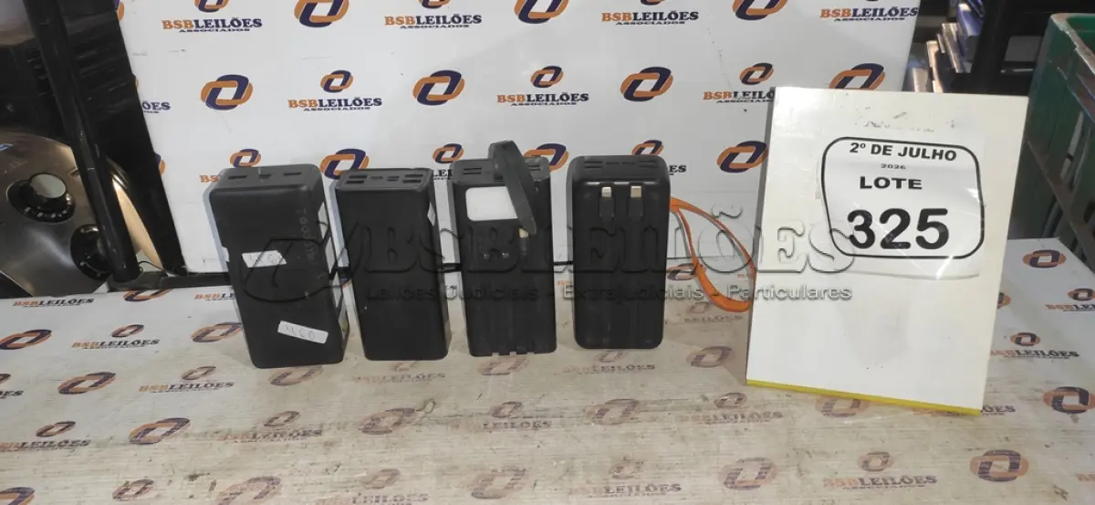 LOTE 325 - 04 POWER BANK DE MARCAS DIVERSAS. (NO ESTADO) ATENÇÃO! FAZER A VISITAÇÃO ANTES DE ARREMATAR, NÃO SABEMOS SE FUNCIONA, LEILÃO NÃO TEM GARANTIA E NEM DEVOLUÇÃO, SUJEITO A POSSÍVEIS AVARIAS VISÍVEIS/OCULTAS E/OU AUSÊNCIA DE COMPONENTES.