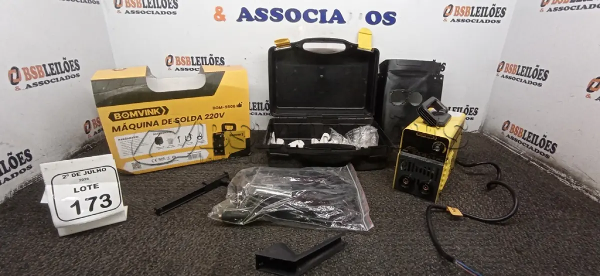 LOTE 173 - 01 MÁQUINA DE SOLDA 220V COM ACESSÓRIOS. (NO ESTADO) ATENÇÃO! FAZER A VISITAÇÃO ANTES DE ARREMATAR, NÃO SABEMOS SE FUNCIONA, LEILÃO NÃO TEM GARANTIA E NEM DEVOLUÇÃO, SUJEITO A POSSÍVEIS AVARIAS VISÍVEIS/OCULTAS E/OU AUSÊNCIA DE COMPONENTES.
