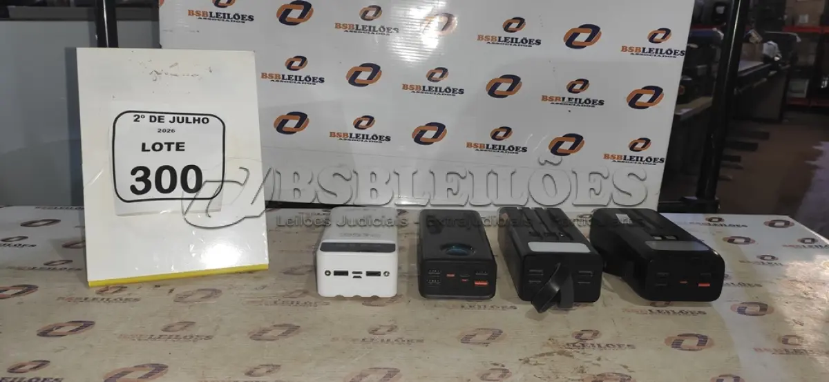 LOTE 300 - 04 POWER BANK DE MARCAS DIVERSAS. (NO ESTADO) ATENÇÃO! FAZER A VISITAÇÃO ANTES DE ARREMATAR, NÃO SABEMOS SE FUNCIONA, LEILÃO NÃO TEM GARANTIA E NEM DEVOLUÇÃO, SUJEITO A POSSÍVEIS AVARIAS VISÍVEIS/OCULTAS E/OU AUSÊNCIA DE COMPONENTES.