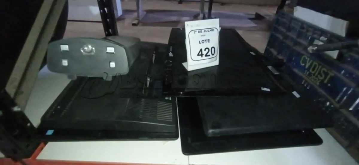 LOTE 420 - 05 MONITORES DE MARCAS E MODELOS DIVERSOS. (NO ESTADO) ATENÇÃO! FAZER A VISITAÇÃO ANTES DE ARREMATAR, NÃO SABEMOS SE FUNCIONA, LEILÃO NÃO TEM GARANTIA E NEM DEVOLUÇÃO, SUJEITO A POSSÍVEIS AVARIAS VISÍVEIS/OCULTAS E/OU AUSÊNCIA DE COMPONENTES.
