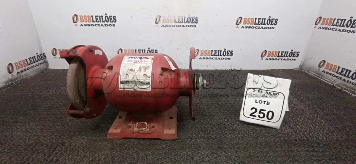 LOTE 250 - 01 MOTO ESMERIL MODELO MMI-50 MARCA MOTOMIL. (NO ESTADO) ATENÇÃO! FAZER A VISITAÇÃO ANTES DE ARREMATAR, NÃO SABEMOS SE FUNCIONA, LEILÃO NÃO TEM GARANTIA E NEM DEVOLUÇÃO, SUJEITO A POSSÍVEIS AVARIAS VISÍVEIS/OCULTAS E/OU AUSÊNCIA DE COMPONENTES.