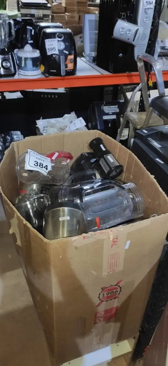 LOTE 384 - 01 LOTE COM GRANDE QUANTIDADE DE MOTORES E COMPÔS DE LIQUIDIFICADORES E ELETRODOMÉSTICOS DIVERSOS PARA RETIRADA DE PEÇAS. (NO ESTADO) ATENÇÃO! FAZER A VISITAÇÃO ANTES DE ARREMATAR, NÃO SABEMOS SE FUNCIONA, LEILÃO NÃO TEM GARANTIA E NEM DEVOLUÇÃO, SUJEITO A POSSÍVEIS AVARIAS VISÍVEIS/OCULTAS E/OU AUSÊNCIA DE COMPONENTES.