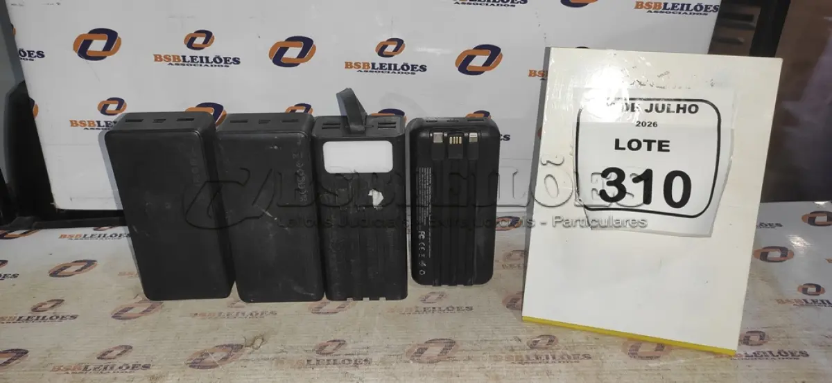 LOTE 310 - 04 POWER BANK DE MARCAS DIVERSAS. (NO ESTADO) ATENÇÃO! FAZER A VISITAÇÃO ANTES DE ARREMATAR, NÃO SABEMOS SE FUNCIONA, LEILÃO NÃO TEM GARANTIA E NEM DEVOLUÇÃO, SUJEITO A POSSÍVEIS AVARIAS VISÍVEIS/OCULTAS E/OU AUSÊNCIA DE COMPONENTES.