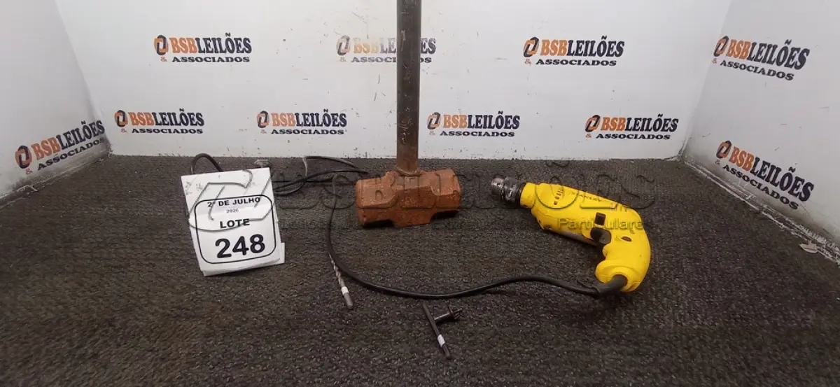 LOTE 248 - 01 MARRETA DE FERRO. (NO ESTADO) ATENÇÃO! FAZER A VISITAÇÃO ANTES DE ARREMATAR, NÃO SABEMOS SE FUNCIONA, LEILÃO NÃO TEM GARANTIA E NEM DEVOLUÇÃO, SUJEITO A POSSÍVEIS AVARIAS VISÍVEIS/OCULTAS E/OU AUSÊNCIA DE COMPONENTES.