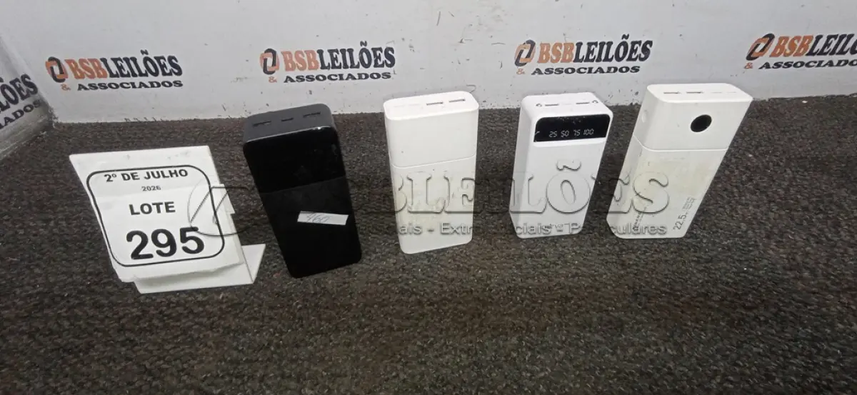 LOTE 295 - 04 POWER BANK DE MARCAS DIVERSAS. (NO ESTADO) ATENÇÃO! FAZER A VISITAÇÃO ANTES DE ARREMATAR, NÃO SABEMOS SE FUNCIONA, LEILÃO NÃO TEM GARANTIA E NEM DEVOLUÇÃO, SUJEITO A POSSÍVEIS AVARIAS VISÍVEIS/OCULTAS E/OU AUSÊNCIA DE COMPONENTES.