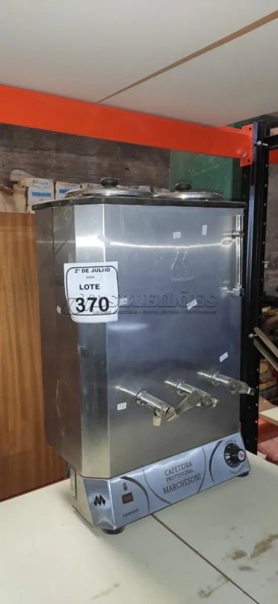 LOTE 370 - 01 CAFETEIRA INDUSTRIAL. (NO ESTADO) ATENÇÃO! FAZER A VISITAÇÃO ANTES DE ARREMATAR, NÃO SABEMOS SE FUNCIONA, LEILÃO NÃO TEM GARANTIA E NEM DEVOLUÇÃO, SUJEITO A POSSÍVEIS AVARIAS VISÍVEIS/OCULTAS E/OU AUSÊNCIA DE COMPONENTES.