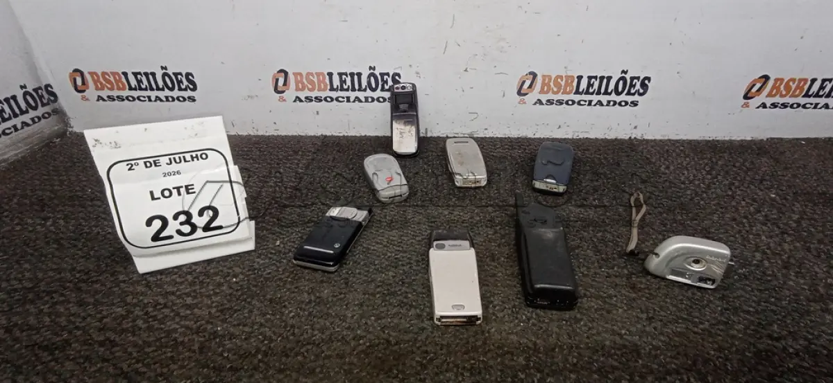LOTE 232 - 06 CELULARES DE MODELOS ANTIGOS DE MARCAS E MODELOS DIVERSOS. (NO ESTADO) ATENÇÃO! FAZER A VISITAÇÃO ANTES DE ARREMATAR, NÃO SABEMOS SE FUNCIONA, LEILÃO NÃO TEM GARANTIA E NEM DEVOLUÇÃO, SUJEITO A POSSÍVEIS AVARIAS VISÍVEIS/OCULTAS E/OU AUSÊNCIA DE COMPONENTES.