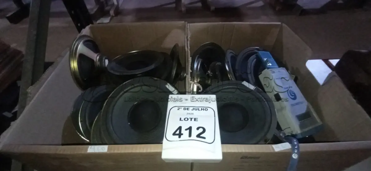 LOTE 412 - 01 LOTE COM VÁRIOS ALTO FALANTES DE MARCAS E MODELOS DIVERSOS. (NO ESTADO) ATENÇÃO! FAZER A VISITAÇÃO ANTES DE ARREMATAR, NÃO SABEMOS SE FUNCIONA, LEILÃO NÃO TEM GARANTIA E NEM DEVOLUÇÃO, SUJEITO A POSSÍVEIS AVARIAS VISÍVEIS/OCULTAS E/OU AUSÊNCIA DE COMPONENTES.