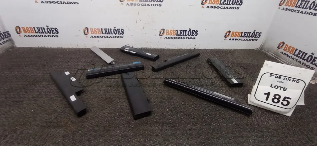 LOTE 185 - 08 BATERIAS DE NOTEBOOK DE MARCAS E MODELOS DIVERSOS. (NO ESTADO) ATENÇÃO! FAZER A VISITAÇÃO ANTES DE ARREMATAR, NÃO SABEMOS SE FUNCIONA, LEILÃO NÃO TEM GARANTIA E NEM DEVOLUÇÃO, SUJEITO A POSSÍVEIS AVARIAS VISÍVEIS/OCULTAS E/OU AUSÊNCIA DE COMPONENTES.