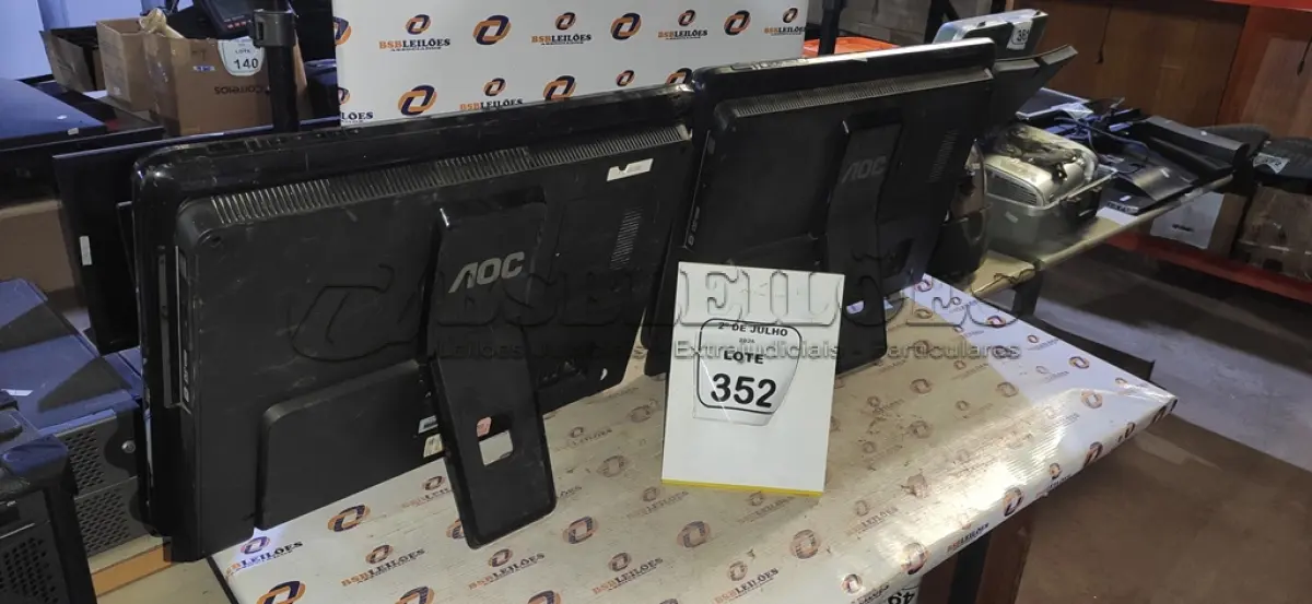 LOTE 352 - 02 ALL IN ONE MARCA AOC. (NO ESTADO) ATENÇÃO! FAZER A VISITAÇÃO ANTES DE ARREMATAR, NÃO SABEMOS SE FUNCIONA, LEILÃO NÃO TEM GARANTIA E NEM DEVOLUÇÃO, SUJEITO A POSSÍVEIS AVARIAS VISÍVEIS/OCULTAS E/OU AUSÊNCIA DE COMPONENTES.