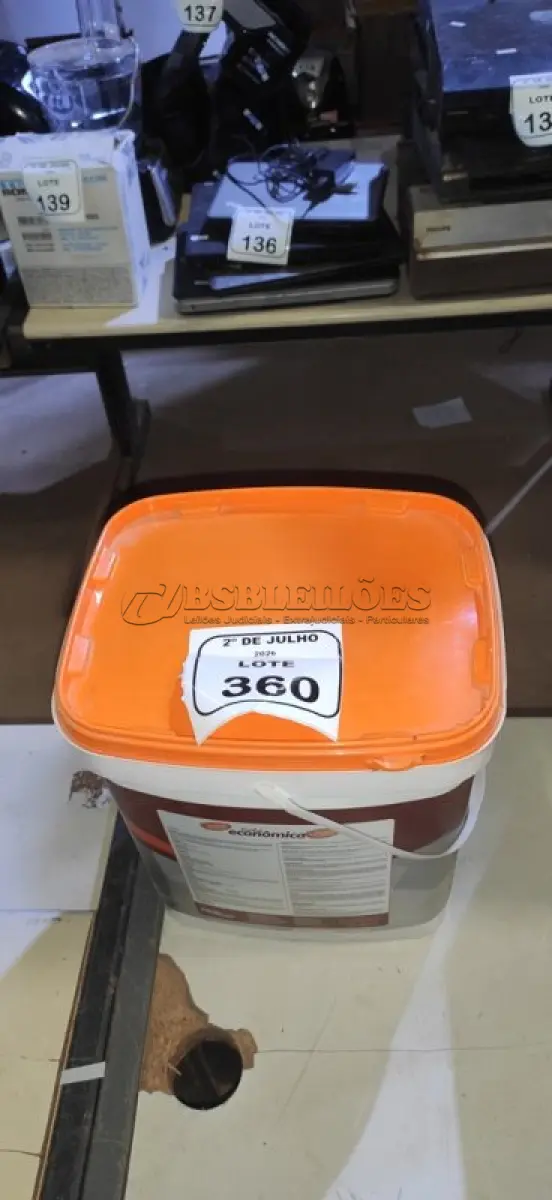 LOTE 360 - 01 BALDE DE TINTA ECONÔMICA 16L NA COR BRANCO NEVE MARCA RENOCRIL. (NO ESTADO) ATENÇÃO! FAZER A VISITAÇÃO ANTES DE ARREMATAR, NÃO SABEMOS SE FUNCIONA, LEILÃO NÃO TEM GARANTIA E NEM DEVOLUÇÃO, SUJEITO A POSSÍVEIS AVARIAS VISÍVEIS/OCULTAS E/OU AUSÊNCIA DE COMPONENTES.