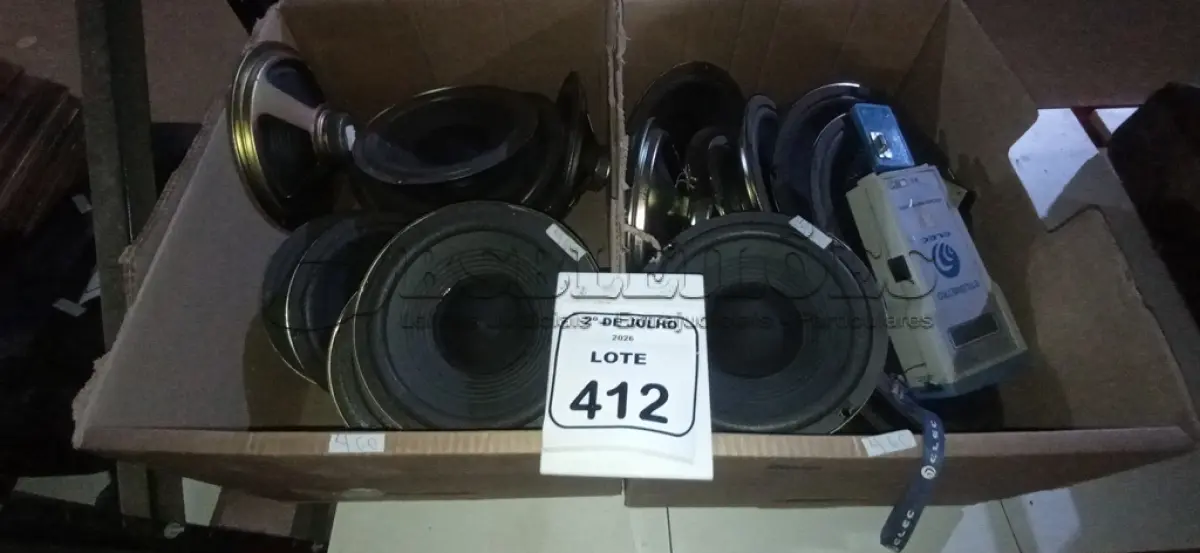 LOTE 412 - 01 LOTE COM VÁRIOS ALTO FALANTES DE MARCAS E MODELOS DIVERSOS. (NO ESTADO) ATENÇÃO! FAZER A VISITAÇÃO ANTES DE ARREMATAR, NÃO SABEMOS SE FUNCIONA, LEILÃO NÃO TEM GARANTIA E NEM DEVOLUÇÃO, SUJEITO A POSSÍVEIS AVARIAS VISÍVEIS/OCULTAS E/OU AUSÊNCIA DE COMPONENTES.