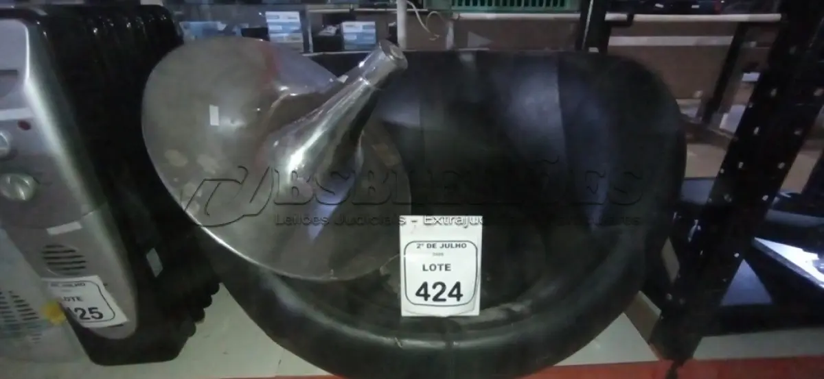 LOTE 424 - 01 POLTRONA ROTATIVA NA COR PRETA. (NO ESTADO) ATENÇÃO! FAZER A VISITAÇÃO ANTES DE ARREMATAR, NÃO SABEMOS SE FUNCIONA, LEILÃO NÃO TEM GARANTIA E NEM DEVOLUÇÃO, SUJEITO A POSSÍVEIS AVARIAS VISÍVEIS/OCULTAS E/OU AUSÊNCIA DE COMPONENTES.